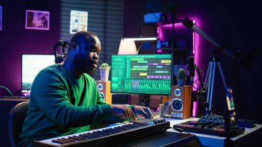 Ünlü piyano öğretmeni, vlog eğitimi yoluyla internet ana sınıfını yönetiyor, insanlara elektronik klavyede doğru notalara nasıl basılacağını öğretiyor. Genç sanatçı sentezleyici dersleri veriyor. Kamera B.