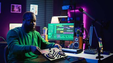 Müzik yapımcısı ileri prodüksiyon şeylerini öğretmeden önce konsolu karıştırmayı faders ve düğmelerle açıklıyor. Müzik hocası, akustik mühendisliği, çevrimiçi vlog hakkında tavsiyelerde bulunuyor. Kamera B.