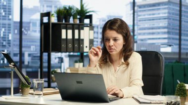 Kadın girişimci, ticari başarıya ulaşmak için yenilik, çoklu görev ve stratejik planlamayı vurgulayarak, şirket dünyasındaki zorlukları yönetmek için liderlik becerilerini kullanıyor. Kamera A.