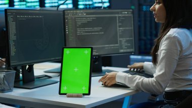 Veri merkezindeki yazılım geliştiricisi model tablet kullanarak güvenlik tehditlerini izliyor. Bilgi İşlem uzmanı yeşil ekran aygıtı kullanıyor, sunucu odası yönetmeliklerine uyulmasını sağlıyor, kamera A