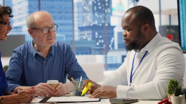 Olgun çiftin emeklilik planlama konusunda profesyonel tavsiyeler alması, tasarrufları artırmak için yeni bir yatırım stratejisi ve emeklilik seçenekleri keşfetmesi. Hayat sigortası gelir paketi. Kamera A.