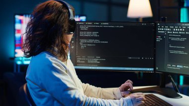 Yazılım uygulamaları tasarlarken ve geliştirirken müzik dinleyen serbest programcı. Kulaklık takan bilişim uzmanı, şirket sistemlerinin uygulanması ve bakımı, kamera A