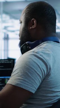 Yüksek teknoloji yapay zeka tesisinde çalışırken iş arkadaşı şakasına gülen mutlu bir mühendis. Yapay zeka veri merkezindeki meslektaşımın söylediği komik şakayla eğlenen neşeli adam, kamera A