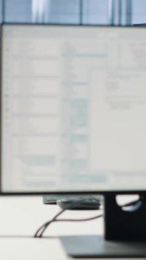 Veri merkezindeki bilgisayarlar rackmount 'a ev sahipliği yaparak hatalı işletim koşullarını sağlıyorlar. Veri merkezi cihazlarını, enerji tüketimini ve el kamerası görüntülerini izlemek için kullanılan masadaki PC monitörlerini kapat