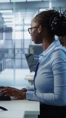 Makine öğrenme eğitimi için kullanılan yapay zeka veri merkezinde bilgisayar bilimcilerinin portresi. Sunucu merkezi ofisinde yapay zeka teknolojisi üzerinde çalışan neşeli bilişim uzmanı, kamera B