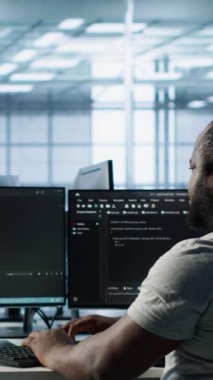 Bilgisayar kullanarak verileri potansiyel tehditlerden korurken sunucu merkezinde hapşıran hasta bilişim uzmanı. Grip hastası hasta bir çalışan veri merkezini izinsiz erişime karşı koruyor, kamera A