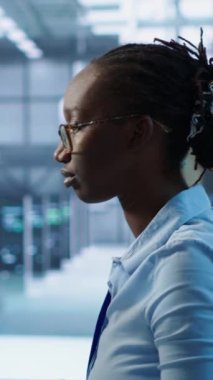 Makine öğrenme eğitimi için kullanılan yapay zeka veri merkezinde bilgisayar bilimcilerinin portresi. Sunucu merkezi ofisinde yapay zeka teknolojisi üzerinde çalışan neşeli bilişim uzmanı, kamera A