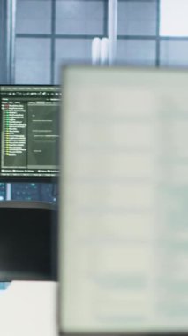 Boş veri merkezindeki bilgisayarlar enerji tüketimini düzenliyor. Sunucu odasında otomasyon ve izleme işlemleri için kullanılan bilgisayar monitörlerinin betiği kapat, el kamerasının görüntüsü