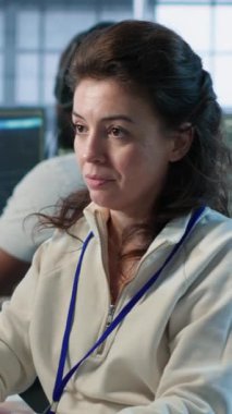 Yüksek teknoloji işyerinde çalışan neşeli teknisyen farklı iş yükleri için bilgisayar kaynakları sağlıyor. Veri merkezi süperbilgisayarlarını izlemekle görevli rahat kadın, kamera A