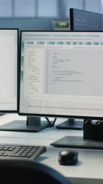 Veri merkezindeki bilgisayar ekranlarında çalışan kod satırları, sunucu satırlarındaki sorun çözmede kullanılır. Bilgisayarlı monitörlerde çalışan, donanımı, el kameralı görüntüyü yükselten betiğin yakın plan görüntüsü
