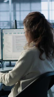 Veri merkezinin elektronik yaşam süresini uzatmak ve ara vermekten kaçınmak için her yıl kontrol yapan bir grup yönetici. Sunucu odasındaki ekip çalışması sunucu altyapı bileşenlerini izliyor, kamera A