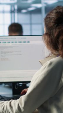 Sunucu merkezindeki gülümseyen yönetici, güvenlik duvarı yanlış yapılandırmalarını bulmak için bilgisayarı kullanıyor ve bu da rackmount performansını etkiliyor. Veri aktarım hızlarını etkileyen sistemleri kontrol eden iyimser denetleyici. Kamera A