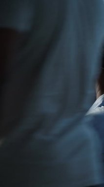 Yapay zeka kullanarak veri merkezindeki yönetici bilgisayarlı modeldeki insan beyni düşünce süreçlerini simüle ediyor. Yapay zeka öğrenme algoritmaları ve kamera A ile çalışan bir çalışan.