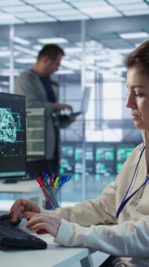 Makine öğrenme eğitimi için kullanılan yapay zeka veri merkezinde müzik dinleyen geliştirici. Kulaklık takan bilişim uzmanı yapay zeka teknolojisini geliştirmek için kod çalışıyor. Kamera B