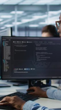 Yapay zeka veri merkezindeki kadın programlama, makine öğrenme eğitimi için kullanılan gelişmiş ekipmanlara ev sahipliği yapıyor. Yapay zeka teknolojisini geliştirmek için çalışan Afrikalı Amerikalı yönetici. B kamerasını kapat.