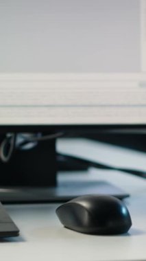 Veri merkezindeki bilgisayarlar yazılım sorunlarını tanımlamak ve çözmek için tanısal testler ve hata kontrol araçları çalıştırıyor. Kritik sistemleri izlemek ve sorunları kontrol etmek için kullanılan PC yazılımı