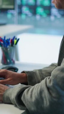 Sunucu odasındaki sistem yöneticisi sistem analizi yapıyor, süper bilgisayarlar kodluyor. Gelişmiş depolama altyapısını barındıran yüksek teknolojili bir tesiste uzman.