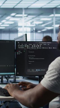 Bilgisayarlara yapılan saldırıya karşı değerli verileri korumakla görevli sunucu merkezindeki yönetici. Afrikalı Amerikalı işçi veri merkezini izinsiz giriş ve savunmasızlıklara karşı koruyor, kamera B