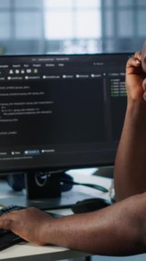 Çok çalışan mühendis sunucu merkezindeki bilgisayarda yazarken uyuyakalıyor, veri merkezi enerji tüketimini izliyor. Sırt çantalarını, kamera A 'yı incelerken uyanık kalmaya çalışan yorgun teknisyen.