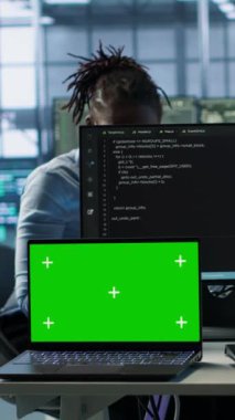 Kulaklıkla müzik dinlerken sunucu çiftliğinde programcının yanındaki izole ekran bilgisayarı. İşçi, krom anahtar defteri ve kamera A 'ya izinsiz erişime karşı donanımı koruyor
