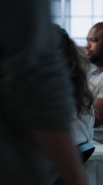 Çeşitli bilgisayar ağı güvenlik veri merkezinde çalışan bir sistem yöneticisi, en iyi performansı sağlıyor. Sunucu rafları boyunca enerji tüketimini izleyen işçiler, kamera A