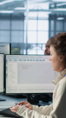 Veri merkezinde çalışan çoklu etnik grupları denetleyen yönetici duyuru yapıyor. Ekip lideri, sunucu teçhizatı üzerinden enerji tüketimini izleyen çalışanlarla tartışıyor, kamera A