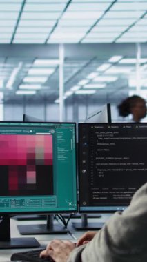 Sunucu merkezi kodlama programı yöneticisi metni fotoğrafa çeviriyor. BT veri merkezinde bilgisayar kullanarak yapay zeka üreten modelleri görüntülemek için metin oluşturma uzmanı, kamera B