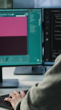 Sunucu merkezi kodlama programı yöneticisi metni fotoğrafa çeviriyor. Veri merkezinde bilgisayar kullanarak yapay zeka üreten modelleri görüntülemek için metin oluşturan bilişim uzmanı, kamera A