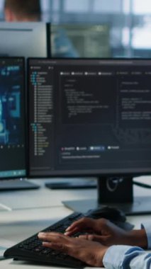 Makine öğrenme eğitimi için kullanılan yapay zeka veri merkezindeki programlama görevlerini bitirdikten sonra masadan ayrılan kadın. Yapay zeka teknolojisi ve kamera geliştirildikten sonra mühendis vardiyasını bitirdi.