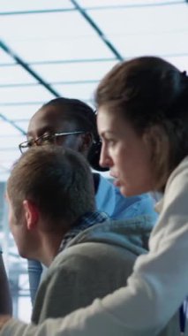 Yüksek teknoloji yapay zeka veri merkezinde hatalara yol açan hatalar üzerine ofiste savaşan çalışanlar. BT çalışanları yapay zeka süper bilgisayarlarına ve kamera A 'ya zarar verdikten sonra sunucu çiftliği işyerini tartışıyorlar.