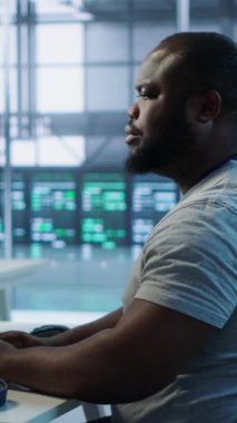 Mühendis kod yazıyor ve sunucu odasında farklı iş yükleri için hesaplama kaynakları sağlıyor. Veri merkezi ana bilgisayarlarını inceleyen adam bilgisayar, kamera A 'yı kullanıyor.