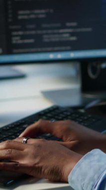 PC kullanarak rackmount performansını etkileyen yanlış yapılandırmaları bulmak için veri merkezi yönetimi. Sunucuları kontrol eden kişi dar veri aktarım oranları ve arızaları, kamera A: