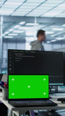 Sunucu merkezindeki çeşitli geliştiriciler yeşil ekran laptopunu kullanarak yanlış yapılandırmaları arıyorlar. Afrika kökenli Amerikalı bilişim uzmanları veri merkezi hatalarını kroma anahtar not defteri, kamera B ile onarıyor.
