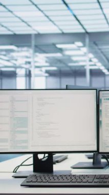 Boş yüksek teknoloji veri merkezindeki bilgisayarlar donanım enerji tüketimini izliyor. Sunucu odasındaki potansiyel sistem hatalarını kontrol etmek için kullanılan masadaki bilgisayar monitörleri, ekran görüntüsü