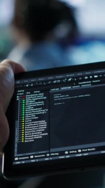 Veri merkezindeki bilgisayar bilimcisi tablet üzerindeki görevleri çözüyor, programlama senaryoları çalıştırıyor. Cihaz, kamera kullanarak yapay zeka geliştirme için kod satırlarını değiştiren mühendis.