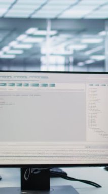 Boş veri merkezindeki bilgisayarlar enerji tüketimini düzenliyor. Sunucu odasındaki otomatik işlemler ve izleme işlemleri için kullanılan PC monitörlerinin betiğinin kapatılması, panning shot