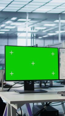 Sunucu odasında programlama yapmak için yeşil ekran PC kullanan yazılım geliştiricisi iş yükleri için hesaplama kaynakları sağlıyor. Bilgi işlem uzmanı süper bilgisayarları denetliyor. Mokup bilgisayar, kamera B kullanarak.