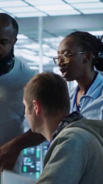 Teknisyen, sunucu odasındaki yapay zeka yükünü etkileyen kod hatalarını düzeltmek için iş arkadaşlarıyla beyin fırtınası yapıyor. Yapay zeka mühendislerinden oluşan bir ekip veri merkezi sistemlerini tamir ediyor, kamera A