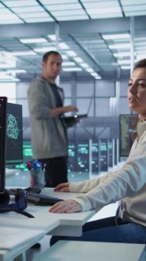 Sinirli kadın yüksek teknoloji veri merkezinde hata düzeltmeye çalışırken bilgisayar arızası yaşıyor. Sunucu çiftliğindeki kızgın çalışan ana sistemlerdeki hataları düzeltmeye çalışıyor, iş arkadaşlarıyla tartışıyor, kamera B