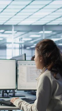 Sunucu odasının müdürü çalışanlarıyla hazırlıksız bir toplantı yapıyor. Sunucu merkezinde denetleyici, inceleme yaptıktan sonra işçilere geri bildirim sunmak için dikkat istiyor, kamera B