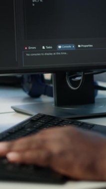 Sunucu çiftliğindeki programcı bilgisayarlara yapılan saldırılar tarafından tehdit edilen verileri koruyor. BT profesyonel yazma kodu, veri merkezinin izinsiz erişimden korunması, kamera.