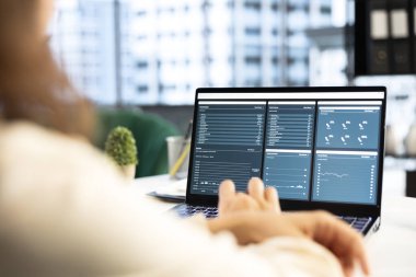 Büyük bir yatırım yapmadan önce ticari riskleri değerlendiren profesyonel kadın lider, genişleme için şirket fonlarını artırmak için finansal fırsatlar arıyor. Yatırım teklifi bekleniyor.