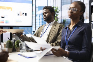 Danışma kurulu üyeleri ve takım liderleri proje sonuçlarını gözden geçirmek, hedeflerin elde edilmesini sağlamak için kaynak tahsisini tartışmak üzere bir araya geldiler. Bir toplantıda çeşitli iş ortakları.