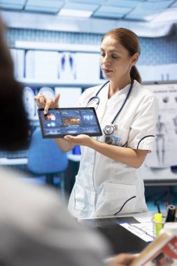 Profesyonel nörobilimci, hasta bakımı ve tedavi planını tartışmak ve kabine toplantısında tomografiyi incelemek için MR tarama sonuçlarını personeline gösteriyor. Nöroloji kolektif çalışması.