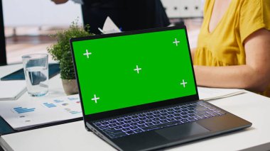 Mali danışman, müşterilerin tasarruf alışkanlıkları edinmelerine yardımcı olmak için izole ekran laptopunda sunum yapıyor, kapatın. Ajans, müşterilerin ipuçları verdiğini göstermek için krom anahtar defteri kullanıyor, Kamera A