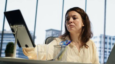 Profesyonel hedef odaklı CEO, üst düzey ofislerdeki küresel eğilimleri analiz ederek, genişleme ve yatırım fırsatları için bir sonraki adımları planlıyor. Yürütme gücü ve iş ahlakını vurgulamak. Kamera A.