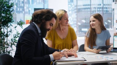 Finansal danışman müşterilerle mali danışmanlık toplantısı, gelecekteki yardımlar için sözleşme imzalama. Anne ve kızı kredi alabilmek için evrakları imzalıyorlar, kamera A.