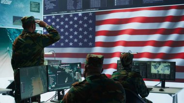 Gözetleme faaliyetlerini yürüten ve güvenlik protokollerini güvence altına alan yüksek teknolojili bir operasyon üssünde bilişim analisti. Askeri karargah mürettebatı hedeflere ulaşmak için gerçek zamanlı veri topluyor. Kamera A.