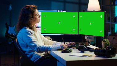 İçerik uzmanı, reklam şirketi için izole ekran çoklu monitöründe sosyal medya paylaşımı yapmak için grafik tablet kullanır. Fotoğraf düzenleyicisi promosyon görüntüsü oluşturmak için PC 'yi kullanıyor, kamera A