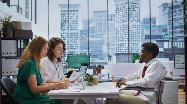 Engelli bürosundaki bir iş görüşmesine katılan kronik engelli aday, İK ekibiyle kariyer gelişimini tartıştı. Eşit istihdam şansı. Kamera B.